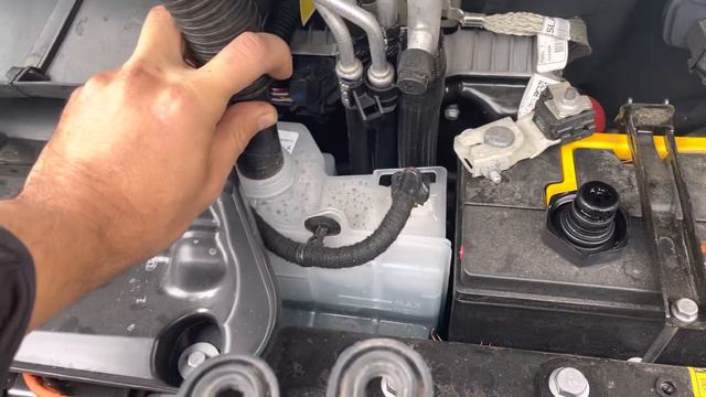 How to bleed air out of coolant / antifreeze on Tesla model 3 and Y смотреть онлайн