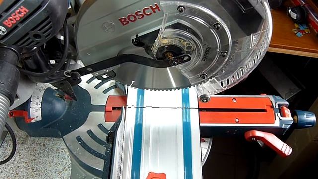Bosch GCM 12 GDL, распил алюминиевой направляющей шины Makita    /  P1120010 Xvid