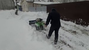 чистка снега отвалом  ,на мотоблоке Red Verg с грунтозацепами