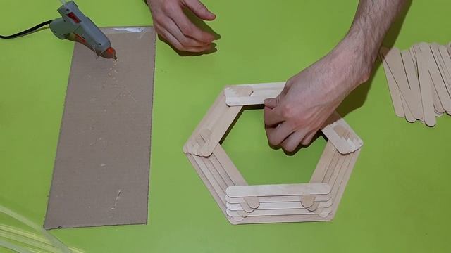 ПОДЕЛКА ВАЗА ПОД ФРУКТЫ ИЗ МЕДИЦИНСКИХ ШПАТЕЛЕЙ. ПОДЕЛКИ СВОИМИ РУКАМИ. смотреть онлайн