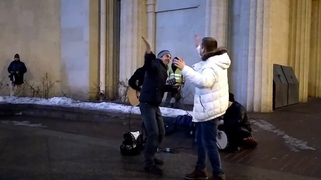 Площадь Восстания музыкант играет на гитаре смотреть онлайн