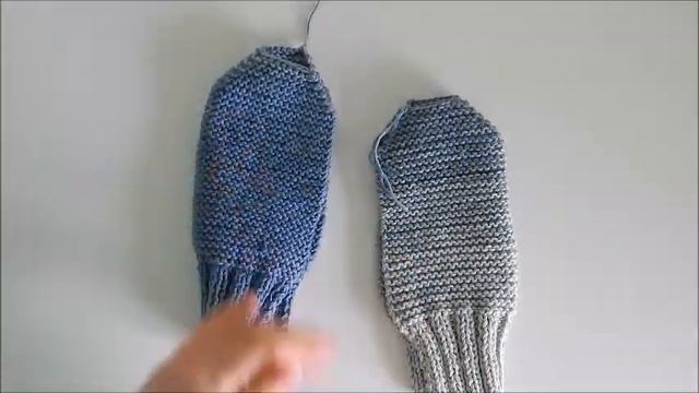 Простые варежки, связанные платочной вязкой на двух спицах для начинающих смотреть онлайн