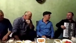 Мужчины классно поют красивую даргинскую песню под гармошку . Знаменитая дагестанская мелодия.