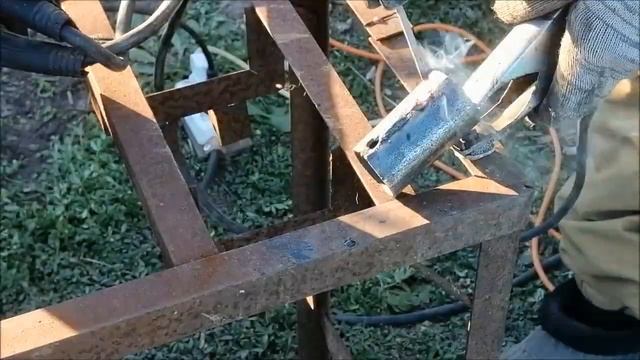 Установил столбы под ворота ограды