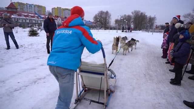 «Это суперпраздник»: гости Спутника – о Параде Дедов Морозов смотреть онлайн
