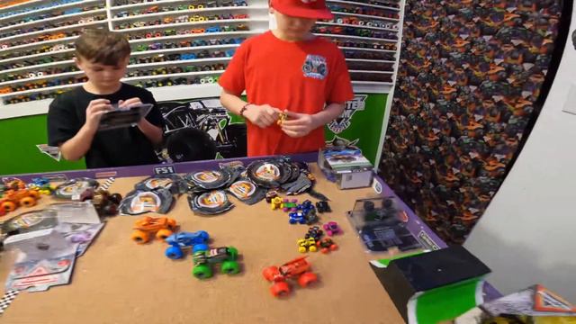 Monster Truck Toy Reveal | Episode #32 | Monster Jam Christmas EXCLUSIVES, MINI’s, BigFoot, & MORE! смотреть онлайн