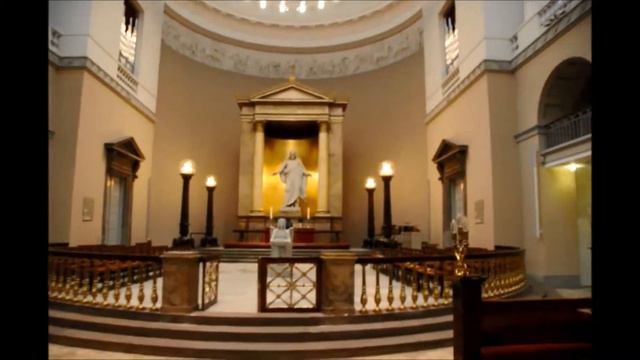 Walking through the Church of Our Lady (Vor Frue Kirke) in Copenhagen, Denmark смотреть онлайн