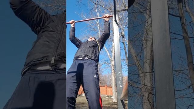 Пришло тепло, пора на турники и брусья. смотреть онлайн