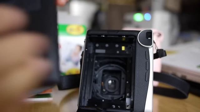 instax mini 90 Loading a Film Pack смотреть онлайн