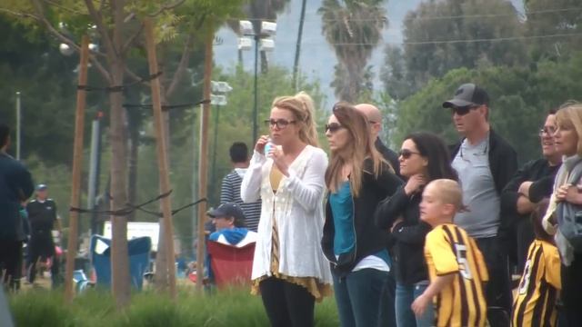 Britney Spears And Kevin Federline Attend Sons' Soccer Game, Britney Changes Clothes смотреть онлайн