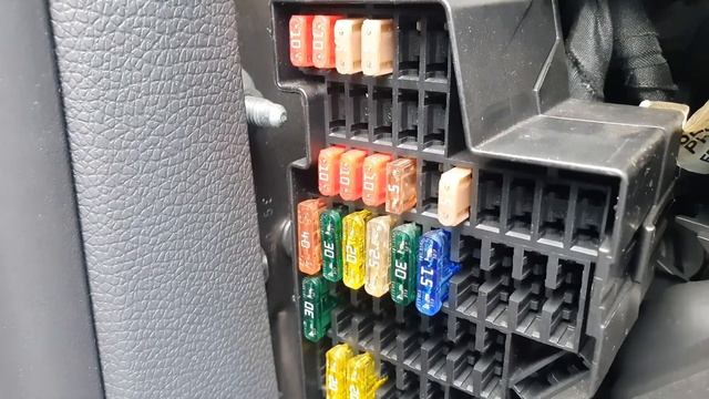 Fuse box location on VW jetta, golf, passat.... смотреть онлайн
