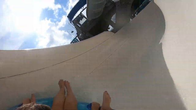 Riding a waterslide at Adventure Island! смотреть онлайн