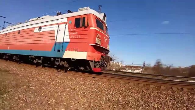 Летящий сибирский. ЭП1-204 с пассажирским поездом N°008Н Новосибирск-Владивосток осенью на Транссиб смотреть онлайн
