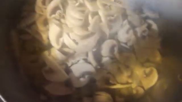 Экономный ужин! Вкусная тушеная капуста с грибами и картофель отварной с зеленью и луком смотреть онлайн