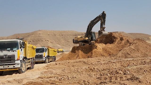 Volvo EC480DL Excavator Loading Dump Trucks #caterpillar #construction #volvo #hinos