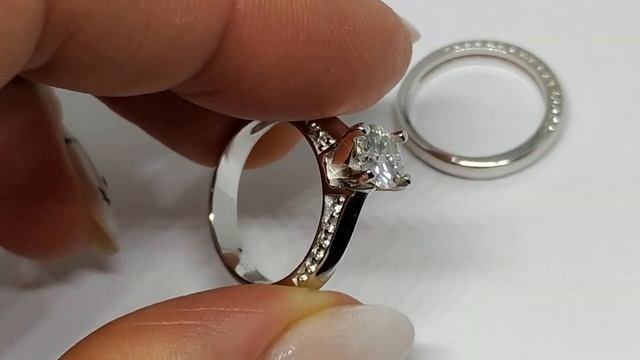 Серебряное двойное обручальное кольцо с White D Color муассанитом 1.0ct(6.5мм)и белыми топазами, LE смотреть онлайн