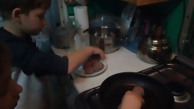 Котлеты с сюрпризом смотреть онлайн