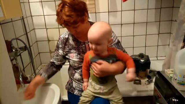 Мама моет руки внуку смотреть онлайн