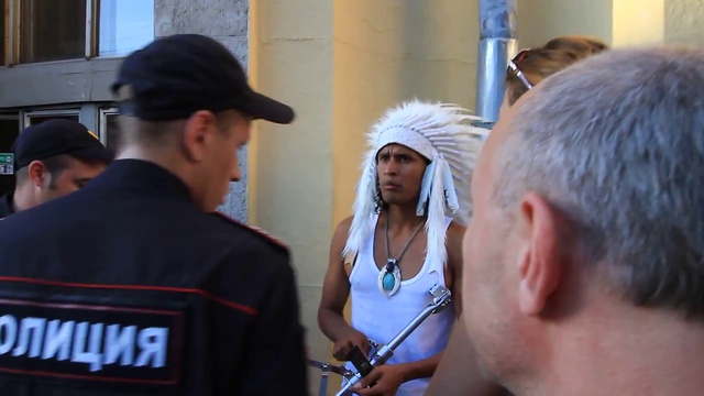 Музыкант из Перу у метро 'Новокузнецкая' смотреть онлайн