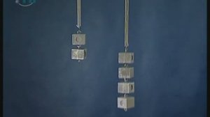 Опыты по физике. Влияние массы груза на период колебаний пружинного маятника