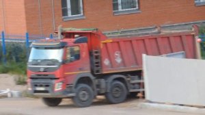 Красный Самосвал Volvo едет выгружать песок, потом нужно ещё проехать обратно.