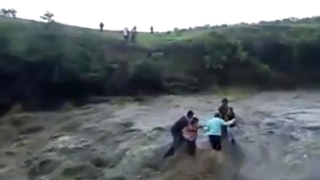 Пятеро человек упали с водопада смотреть онлайн