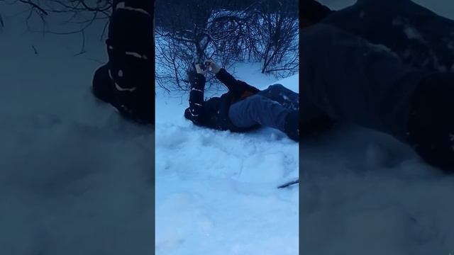 Собираю два кубика Рубика вниз головой на скользкой поверхности смотреть онлайн