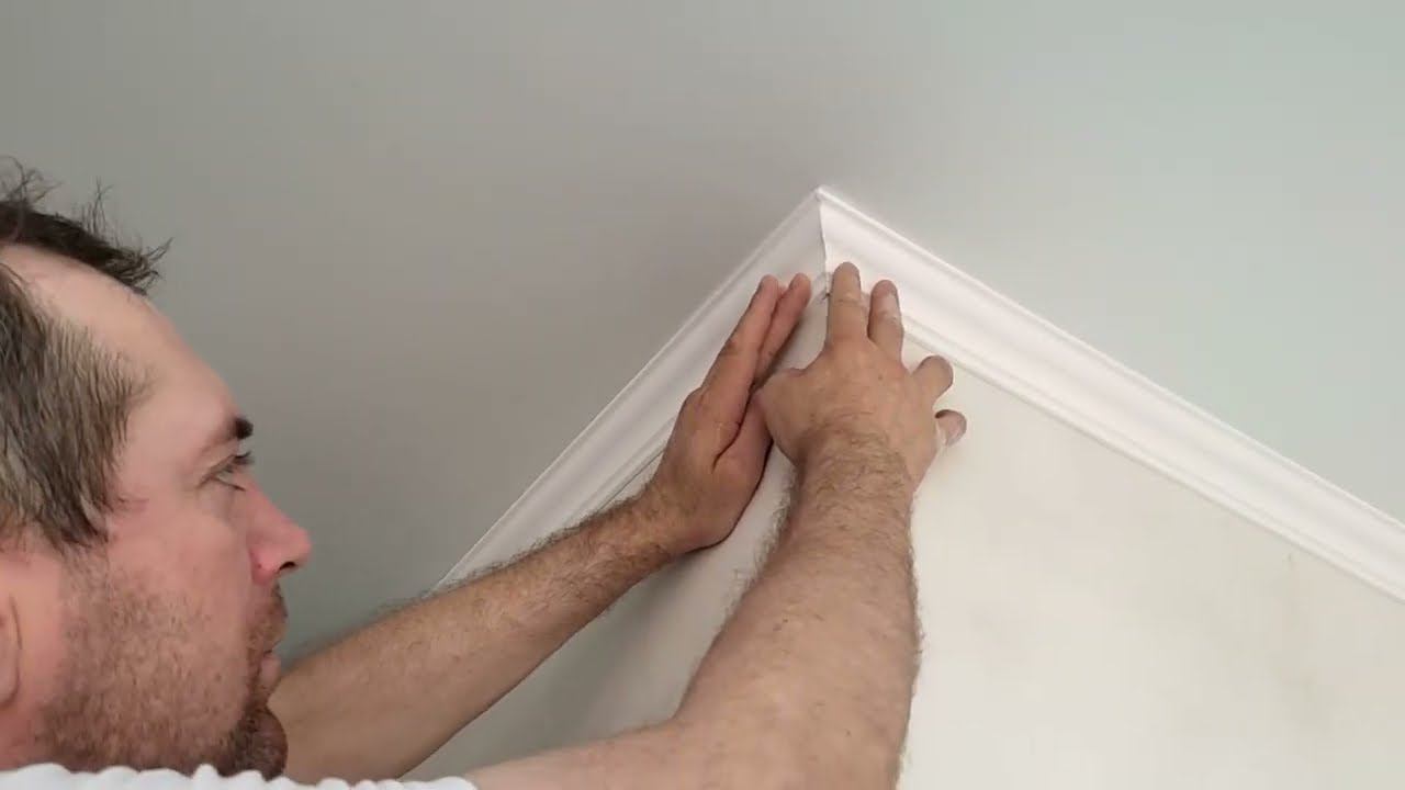 Как легко и быстро клеить ПОТОЛОЧНЫЙ ПЛИНТУС (багет) ШАРУЖНИЙ угол 90° смотреть онлайн