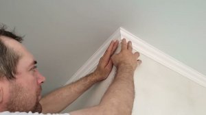 Как легко и быстро клеить ПОТОЛОЧНЫЙ ПЛИНТУС (багет) ШАРУЖНИЙ угол 90°