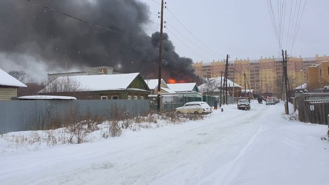 Горит частный дом Челябинск, Поселок Колхозный. смотреть онлайн