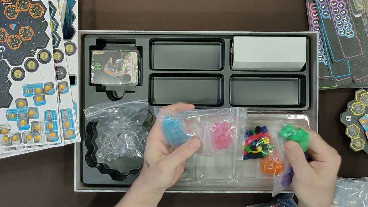 Распаковка настольной игры "КСИА: Тайны дрейфующей системы" + дополнения "Искры покинутой звезды" смотреть онлайн