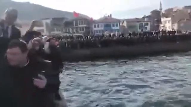 Священнослужитель проявил уважение к Азану и остановил молитву смотреть онлайн