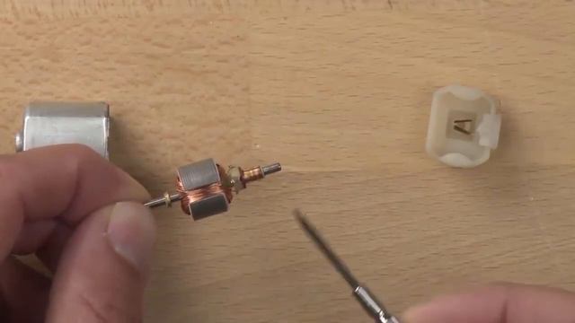 Motor de bico | Robôs feitos em casa | Engenharia elétrica | Khan Academy смотреть онлайн