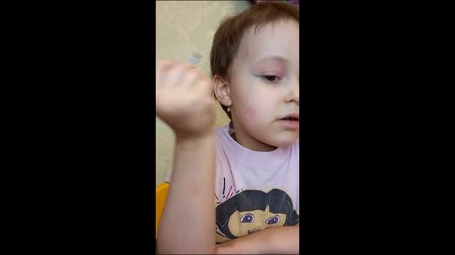 Крашусь своей детской косметикой. Сашуля красится детской косметикой. Sashulya_show смотреть онлайн