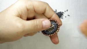 Брошь из кабошона и бисера