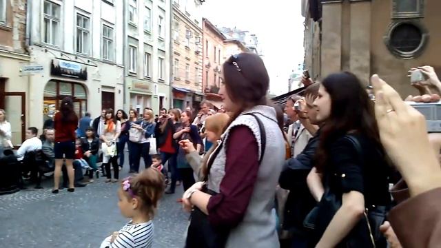 Nirvana -- Smells Like Teen Spirit Львів) Моє рідне місто я ним пишаюсь))))