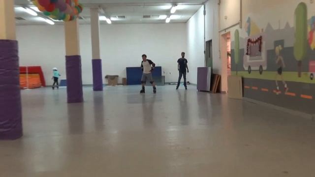 Разворот на горке в прыжке на 180 градусов на роликах смотреть онлайн