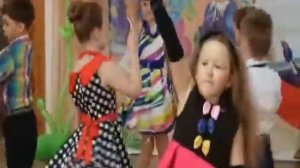 Вход на выпускной. Танец с шарами.