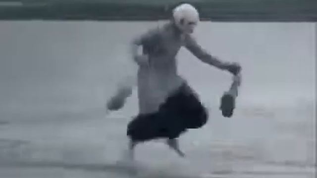 Бабушка с пакетами бегит под песню терьям терьям🤣 смотреть онлайн