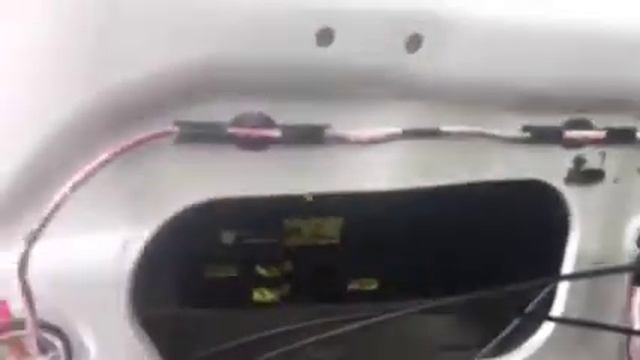 На подготовленную, обезжиренную поверхность Митсубиси Аутлендер укладываем усиленную виброизоляцию смотреть онлайн