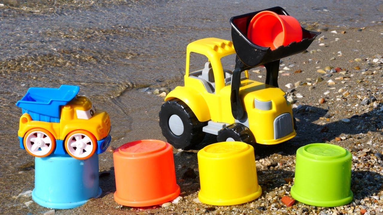 Машинки для малышей. Игрушки на пляже. Строим башню. Видео для детей смотреть онлайн