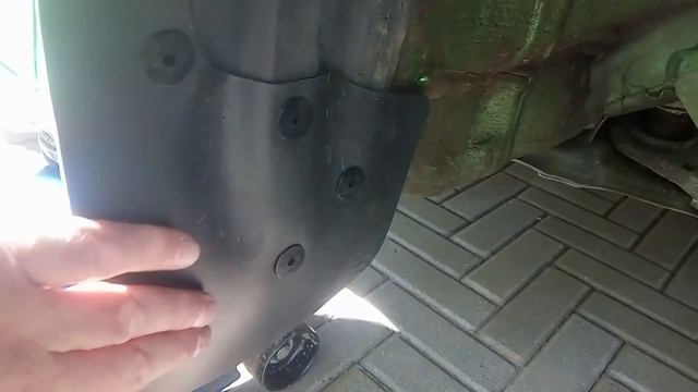 Toyota Sienta гибрид 2015г. Колхозим брызговики на перед смотреть онлайн