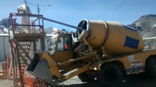 AUTOHORMIGONERA CARMIX A 4,800 msnm de MDN PERU SAC смотреть онлайн