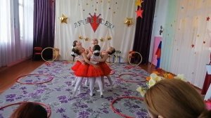 Гимнастический танец с лентами, в исполнении девочек старшей группы