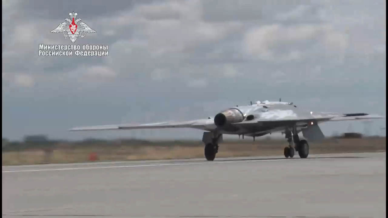 Первый полет новейшего беспилотного летательного аппарата «Охотник» смотреть онлайн