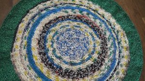 Коврик из ненужных пакетов крючком.