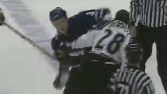Hockeyfighters.cz  Peter Worrell Vs Wade Belak.wmv