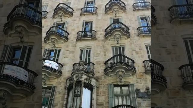 Casa Calvet, by Antoni Gaudi.
ガウディの作品の一つ、カサ・カルベ。 смотреть онлайн