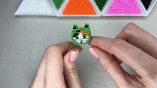 Котик Мурзик в костюме лягушки ? объемная фигурка из бисера параллельным плетением смотреть онлайн