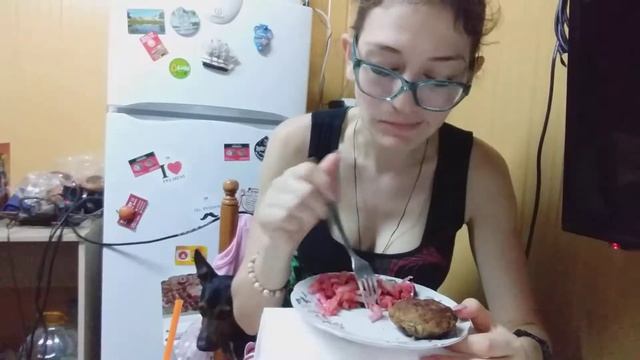 Мукбанг/котлетки/салатик/оливки